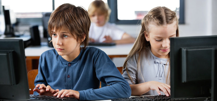 Kinderen die typecursus doen op de basisschool